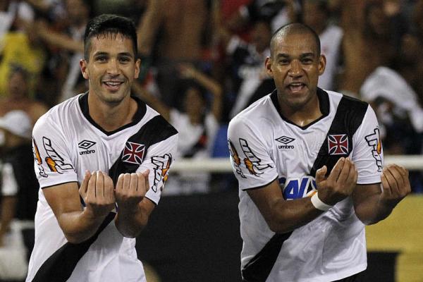 Luan (esq), ao lado de Rodrigo (dir): segundo gol pelo Vasco