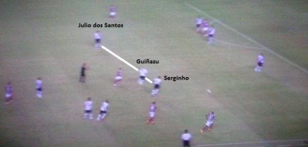 Flagrante do posicionamento mais recuado de Julio dos Santos, ajudando os volantes Guiazu e Serginho sem a bola e saindo para organizar as jogadas.