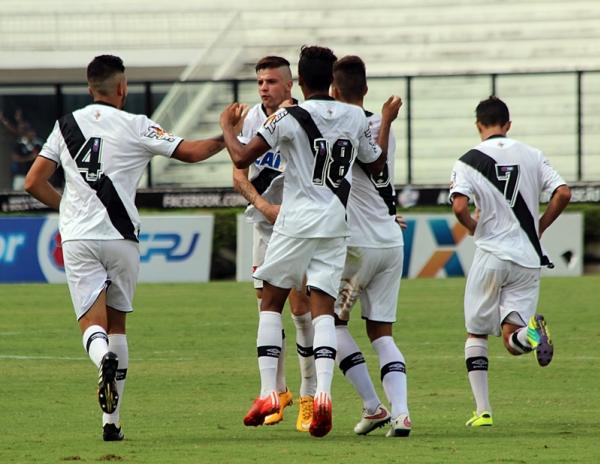 Renato Kayzer comemora o gol vascano na partida com seus companheiros
