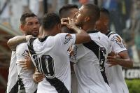 Jogadores comemoram gol de Rodrigo