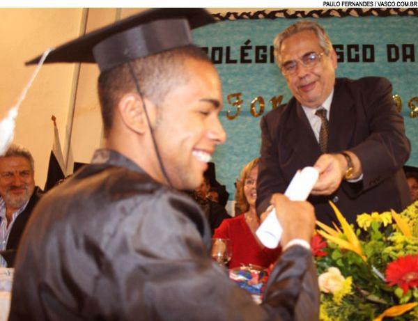 Eurico Miranda entrega a Alex Teixeira o diploma de Ensino Mdio. Jogador se formou tambm no CVG.