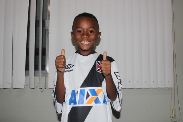 Juninho posa com a camisa do Vasco e abre o sorriso aps realizar seu sonho