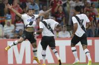 Jogadores comemoram gol de Gilberto