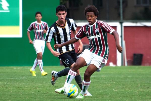 Paulo Vitor defende o sub-15 do Fluminense contra o Botafogo