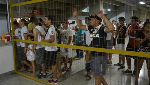 Isolados, torcedores do Vasco tentam comprar gua e lanche na Arena da Floresta