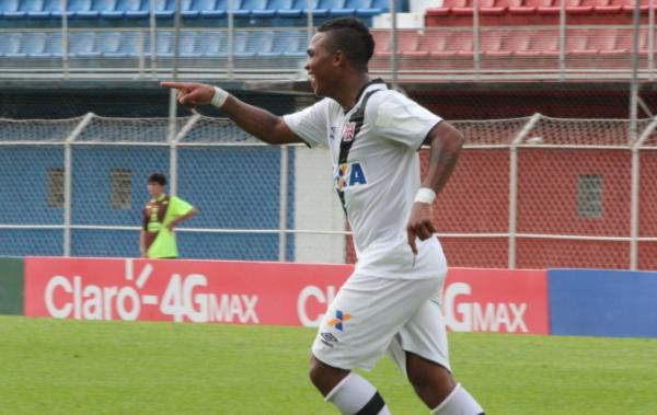 Emerson Carioca balanou as redes pela primeira vez com a camisa do Vasco