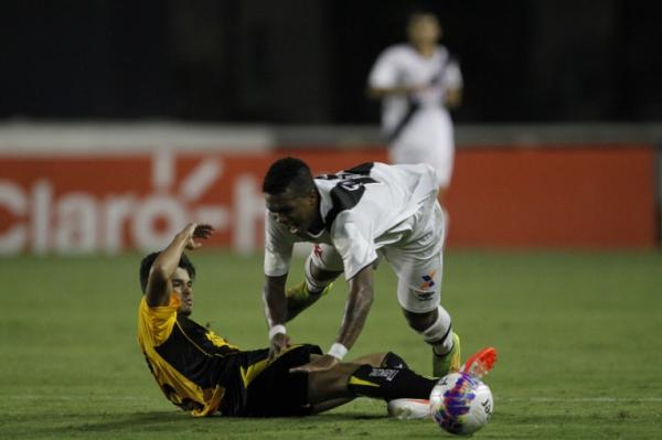 Emerson Carioca disputa bola com jogador do Volta Redonda
