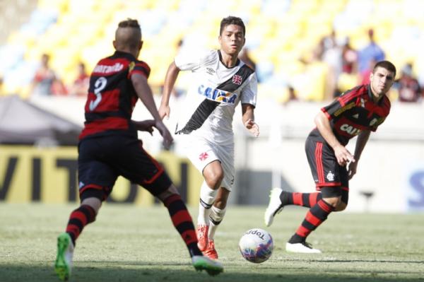 Evander disputa bola com atletas do Flamengo no Maraca