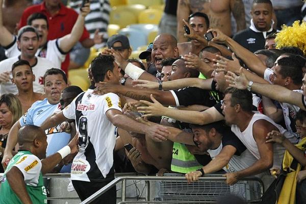 Gilberto comemora o gol da classificao junto com a torcida vascana no Maracan