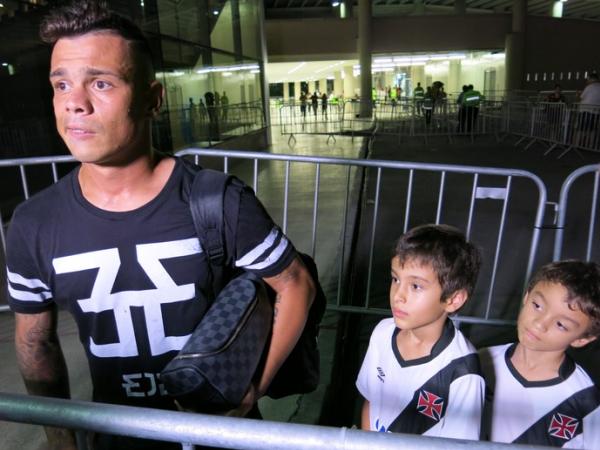 Bernardo com dois de seus filhos na sada do Maracan: tristeza ficou no passado