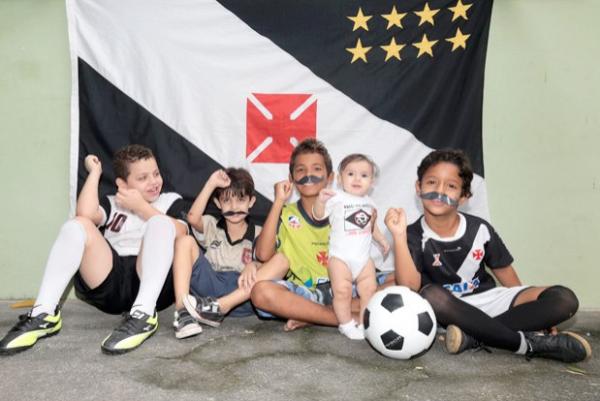 Em uma vila do bairro de Noel, pequenos vascanos esperam comemorar o primeiro ttulo carioca