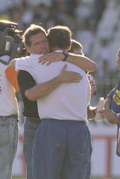 O ltimo ato de Oswaldo no Vasco, em 2000, foi o abrao em Luiz Felipe Scolari, ento tcnico do Cruzeiro
