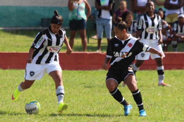 Thayla Sousa marcando jogadora do Botafogo