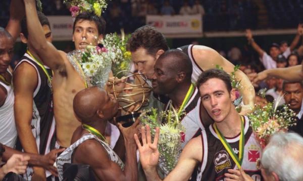 Campees. Jogadores do Vasco beijam o trofu de campeo brasileiro de 2000, conquistado em finais com o Flamengo, no Maracanzinho lotado