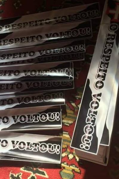 Cerca de 500 faixas com a frase O respeito voltou sero distribudas pela torcida do Vasco no Maracan