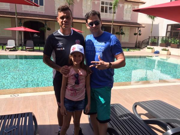 Bernardo sorri com Leandro e a filha: famlia potiguar se hospedou no hotel do Vasco