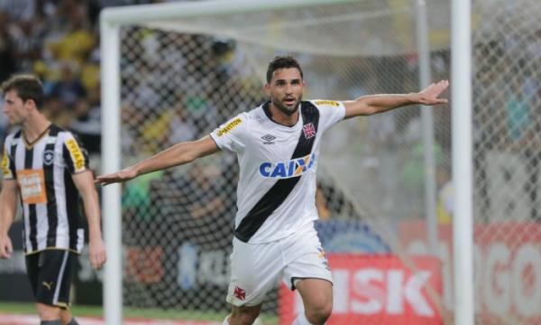 Gilberto comemora seu gol, o da vitria e do ttulo na final com o Botafogo. O time de So Janurio detm o recorde de triunfos em clssicos do futebol carioca