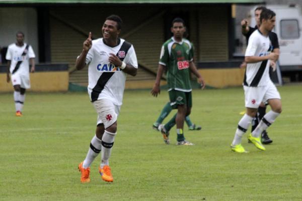 Emerson Carioca comemora primeiro gol do jogo