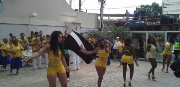 Passistas da escola de samba danam em festa da Ferj para homenagear o Vasco