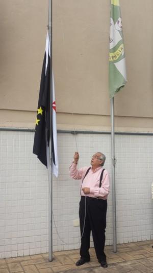 Eurico Miranda hasteia bandeira do Vasco na sede da Ferj