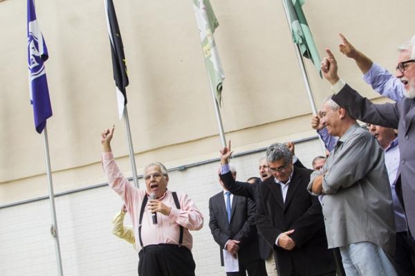 Presidente Eurico Miranda puxa o 'Casaca' durante a cerimnia