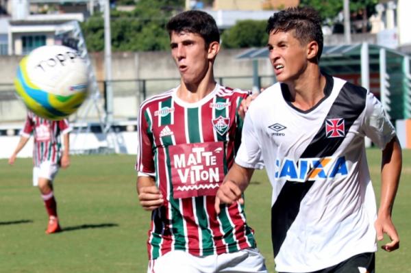 Mateus Vital disputa bola com jogador do Fluminense