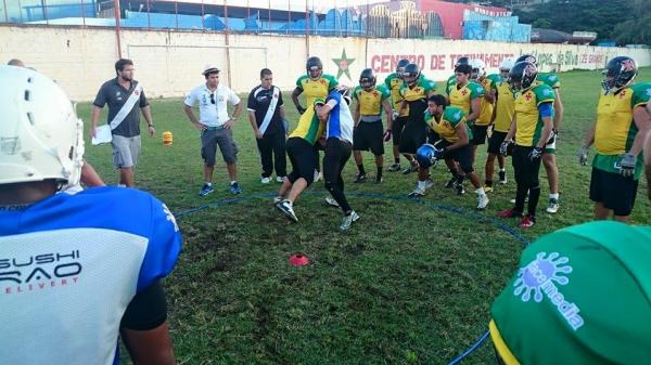 Jogadores treinam ataque contra defesa no CT da Portuguesa da Ilha - Foto: American Football Center