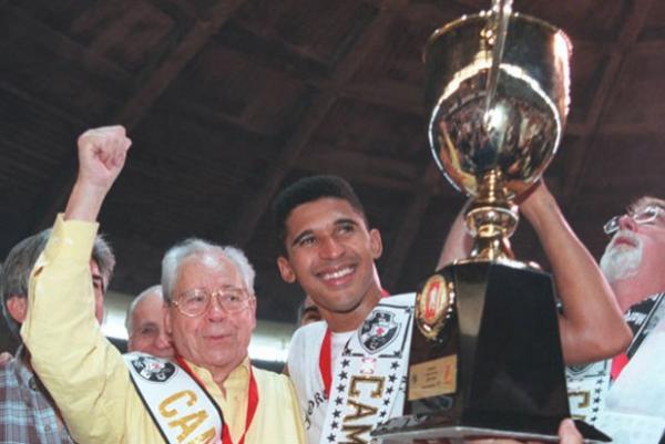 Antnio Soares Calada e Manoel Tobias erguem a taa de campeo da Liga Nacional de 2000