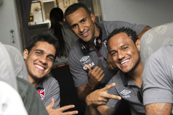 Marcinho sorri ao lado de Lucas e Serginho em Cuiab: meia ser titular no jogo