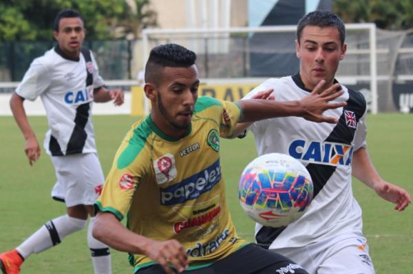 Diego Sinhorini disputa bola com atleta do Tigres