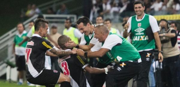 Rodrigo comemora com Doriva seu gol diante do Cuiab, feito aos 48 minutos da etapa final