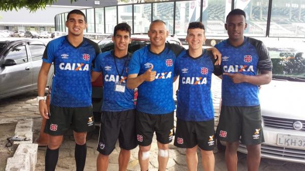De passagem pelo Vasco, Valdiram (no centro) posa para foto com jogadores dos juniores