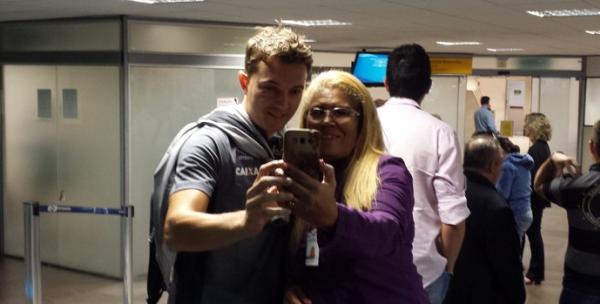 Torcedora tira selfie com Dagoberto na aeroporto em Florianpolis
