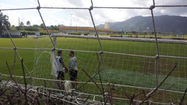 Homem-gol: Doriva conversou um bom tempo com Gilberto aps o treino do Vasco no CT do Ava 