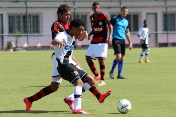 Douglas Luiz foi um dos destaques do Vasco contra o Flamengo
