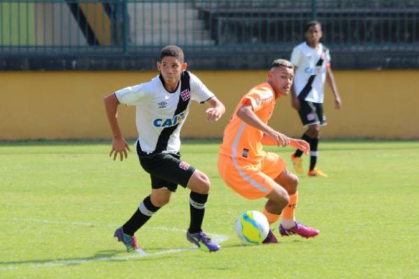 Paulinho supera marcao de jogador do Nova Iguau
