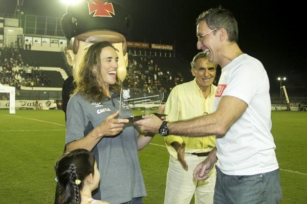 Fabiana Beltrame recebeu placa das mos do presidente da Federao de Remo Paulo Carvalho