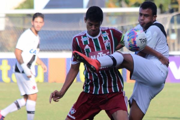 Mrcio disputa bola com jogador do Fluminense