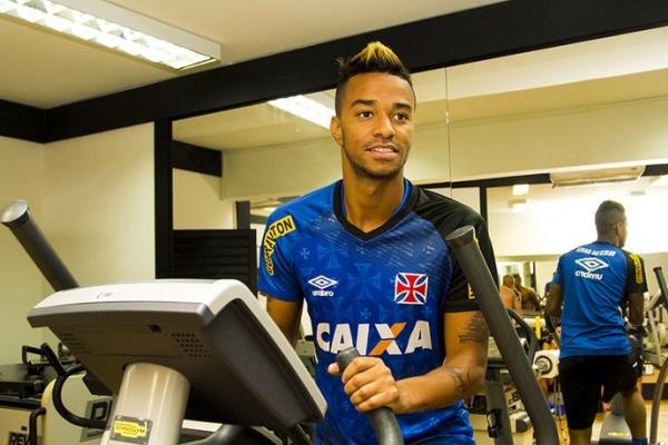Recuperado da gripe, Rafael Silva treinou com os reservas nesta segunda-feira