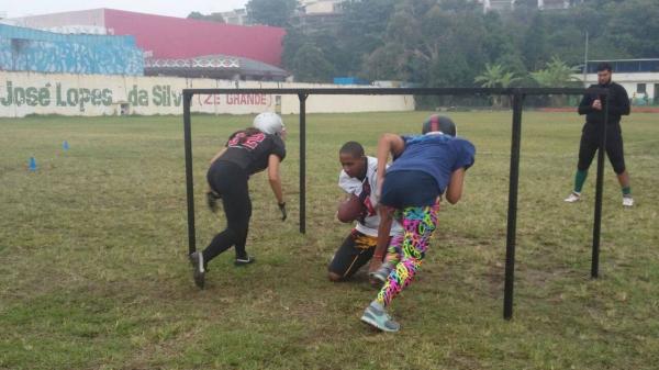 Jogadoras treinam no CT da Lusa com auxlio dos Campees Brasileiros de Futebol Americano