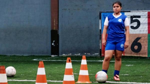 Iandra pratica futebol desde o sete anos de idade e sonha em ir para um time grande