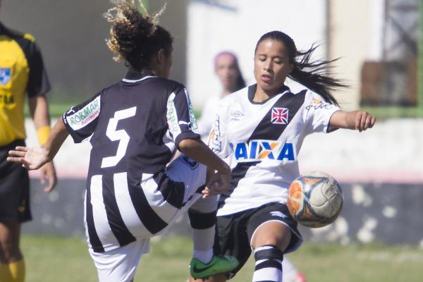 Letcia disputa bola com atleta do Botafogo
