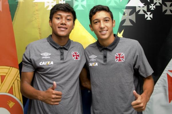 Paulo Vitor e Caio Guilherme posam com a camisa vascana