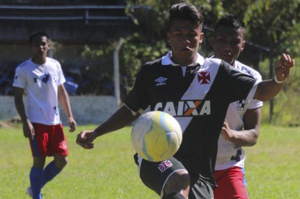 Atacante Ruan Batista disputa bola com jogador do Vera Cruz