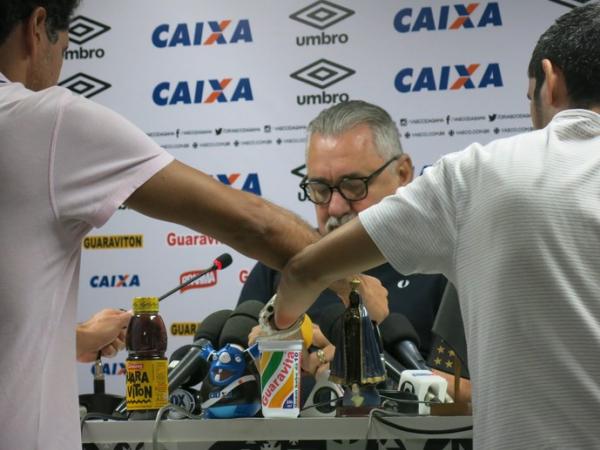 Cercado por reprteres, Angioni se prepara para incio de entrevista coletiva no Vasco