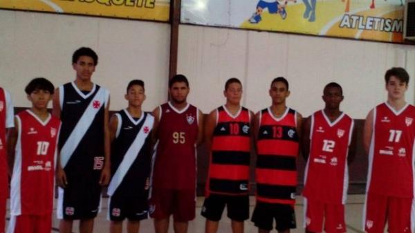 Atletas de Flamengo, Vasco e Fluminense treinam juntos no time de basquete do Santa Mnica Centro Educacional