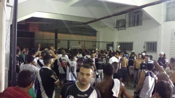 Torcida protesta em So Janurio aps a derrota para o Cruzeiro