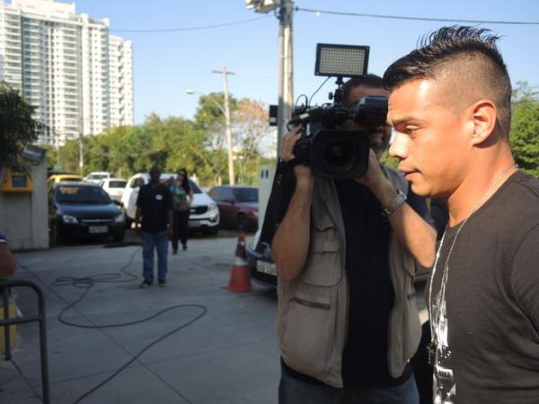 Bernardo vai  delegacia para prestar depoimento sobre agresso  ex-namorada