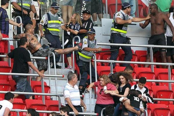 Confuso entre torcedores de Vasco e Corinthians no Man Garrincha em 2013