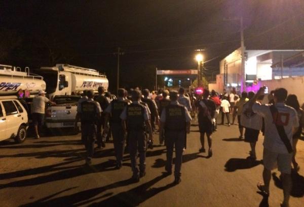 PM reforada acompanha a torcida na chegada do Vasco a Cuiab